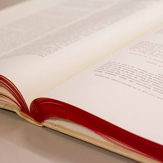 Imatge d'un llibre obert com a guia pràctica